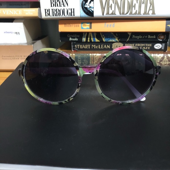 Sunglasses with floral pattern - Picture 1 of 2